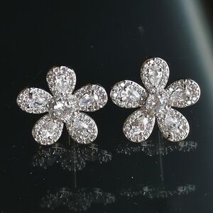 Sterling silver cz daisy stud earrings 🆕